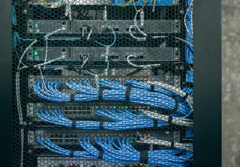 自宅サーバーで火災は起きる?原因と安全対策を徹底解説【中古サーバーは特に注意して!!】の記事アイキャッチ画像